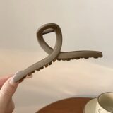 Большая матовая пластиковая заколка для волос