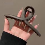 Большой черный пластиковый зажим для волос