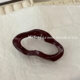 Темно-красная геометрическая заколка-полузавязка