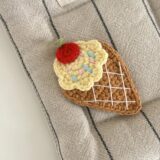 Вязаная заколка для волос «Колбаска щенок»